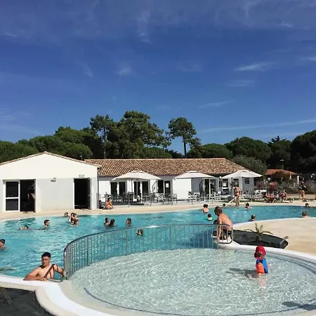 Zecamping 4 Etoiles Sous Les Pins - A 600 M - Piscine Couverte 캠프장